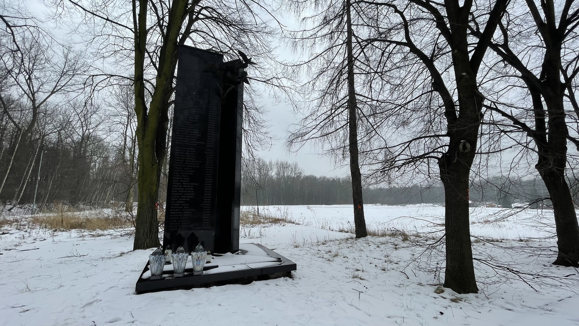 Fot. Olga Krzyżyk. Pomnik upamiętniający zmarłych w katastrofie MTK. Tuż obok niegdyś była sama hala MTK