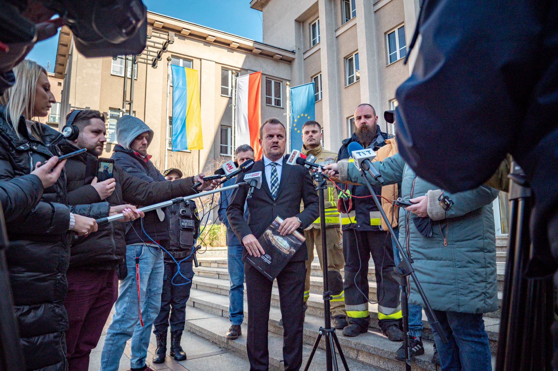 Fot. UM Sosnowiec. Arkadiusz Chęciński podczas spotkania z mediami zapowiedział, że Sosnowiec wyciągnie do uchodźców z Ukrainy pomocną dłoń