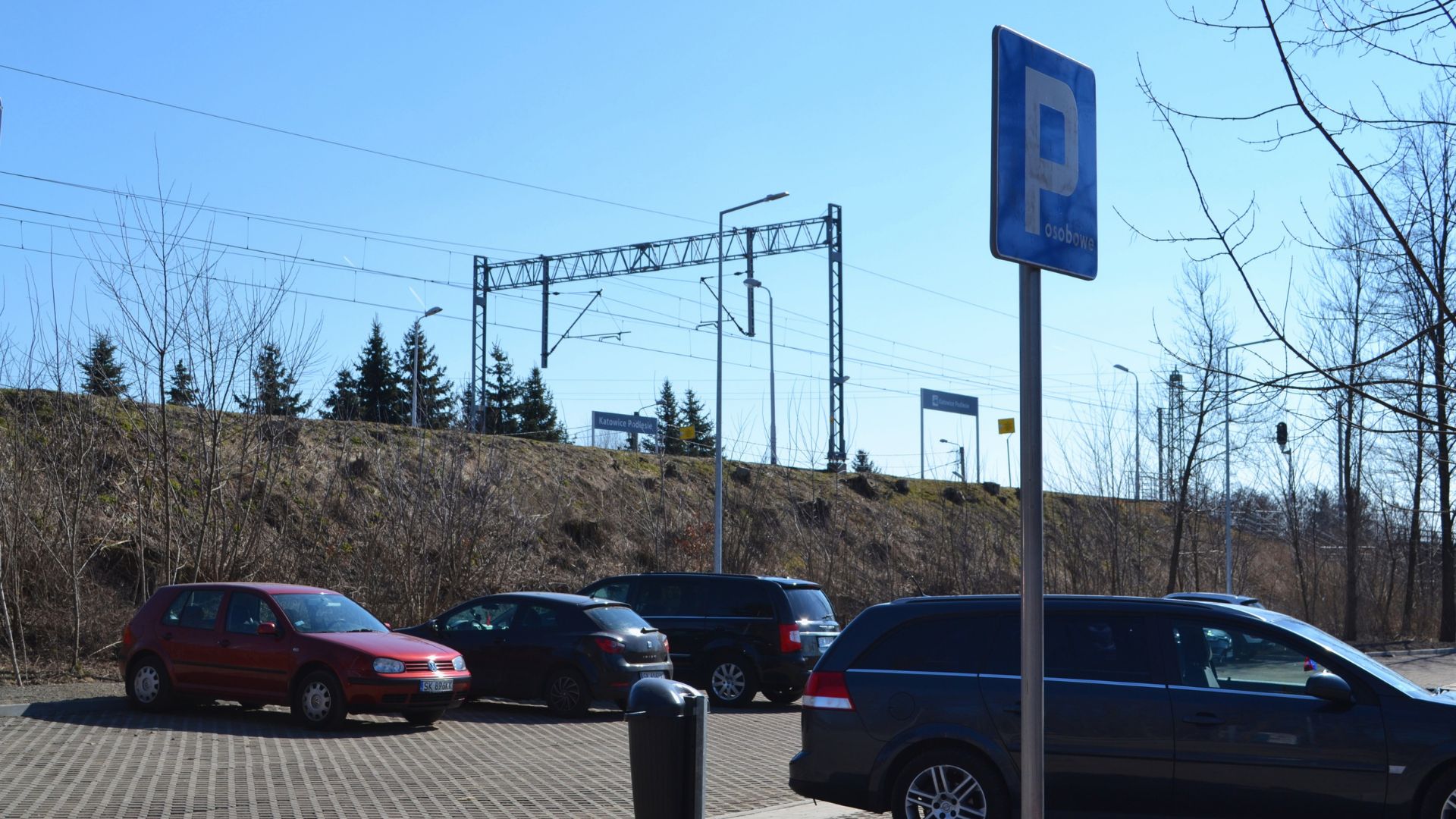 Fot. KAW. Nowy parking na Podlesiu jest darmowy. Można zostawić auto i przesiąść się na pociąg