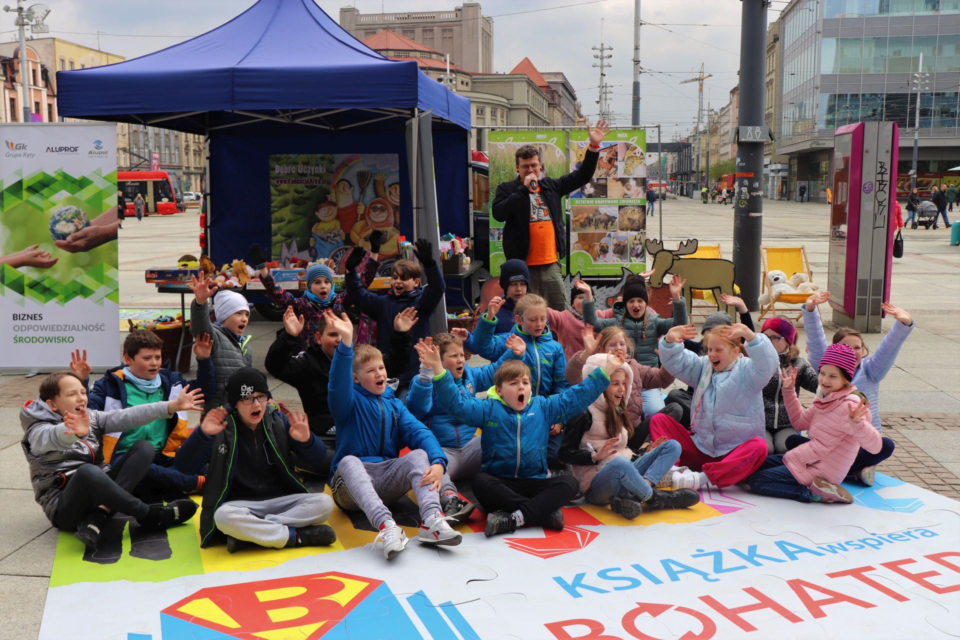Fot. Kacper Jurkiewicz/WKATOWICACH.eu. Dzieci z klasy 3A SP nr 12 chętnie bawiły się na rynku w Katowicach