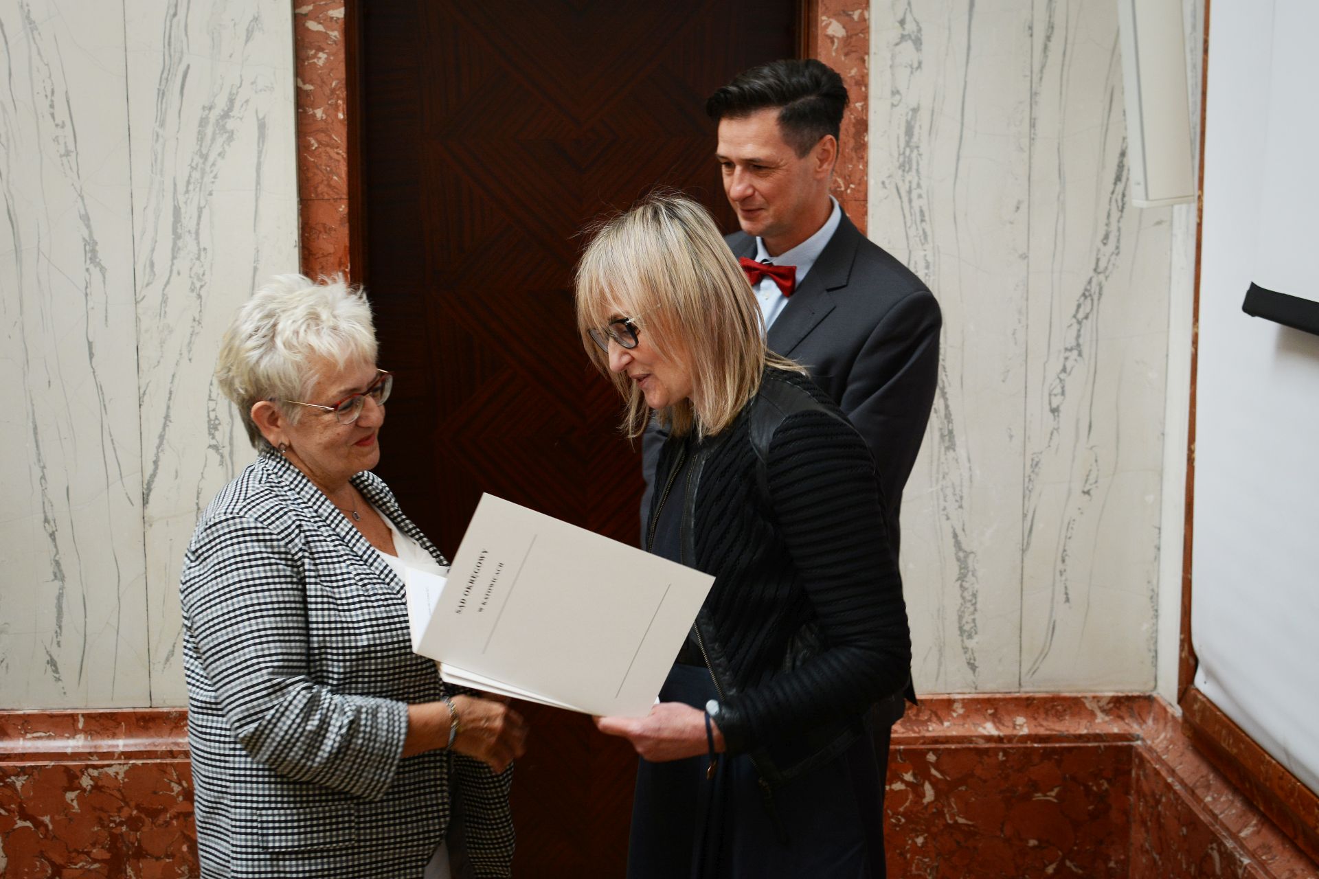 Fot. Maja Ostrowska-Lindner/WKATOWICACH.eu. Ławnicy otrzymali dyplomy w Urzędzie Marszałkowskim