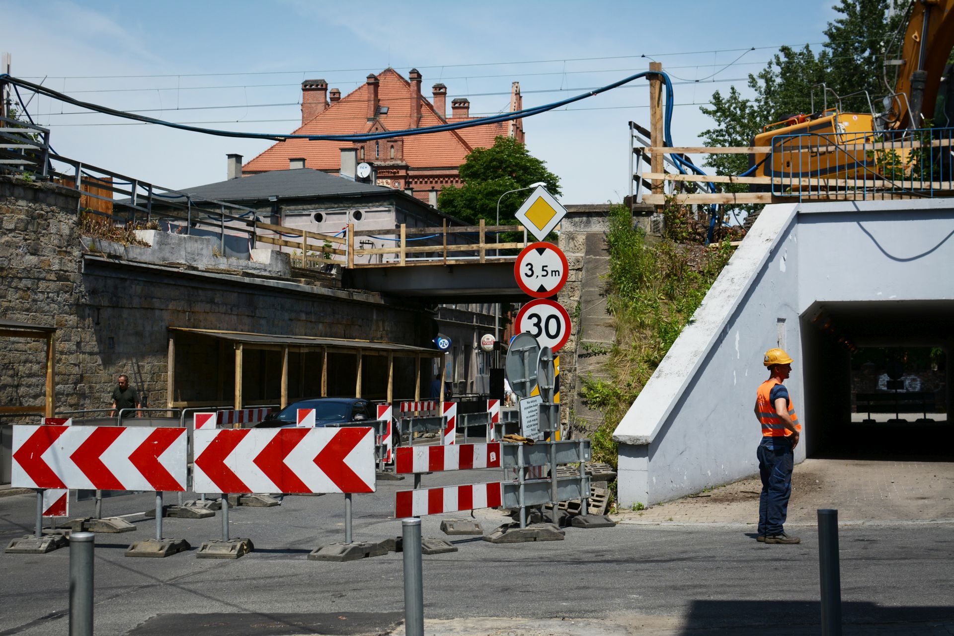 Fot. Maja Ostrowska-Lidner/WKATOWICACH.eu. Remont wiaduktu postępuje. Kierowcy jeżdżą wahadłowo 