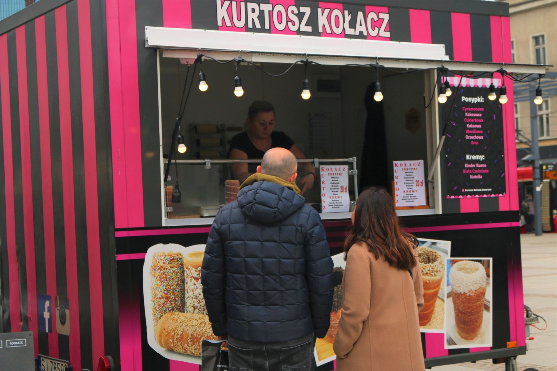 Fot. Klaudia Krowicka/WKATOWICACH.eu. W kwietniu jedzenie z food trucków mogliśmy zjeść na rynku w Katowicach