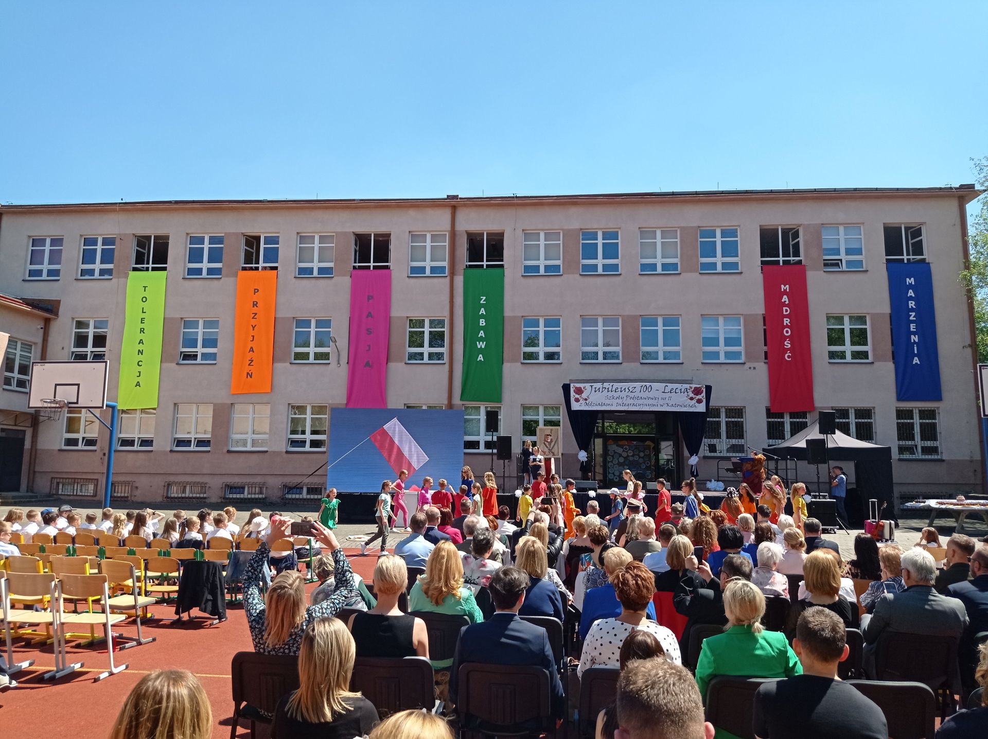 Fot. Mateusz Terech/WKATOWICACH.eu. Uroczystości jubileuszowe SP 11 w Katowicach odbyły się na szkolnym boisku