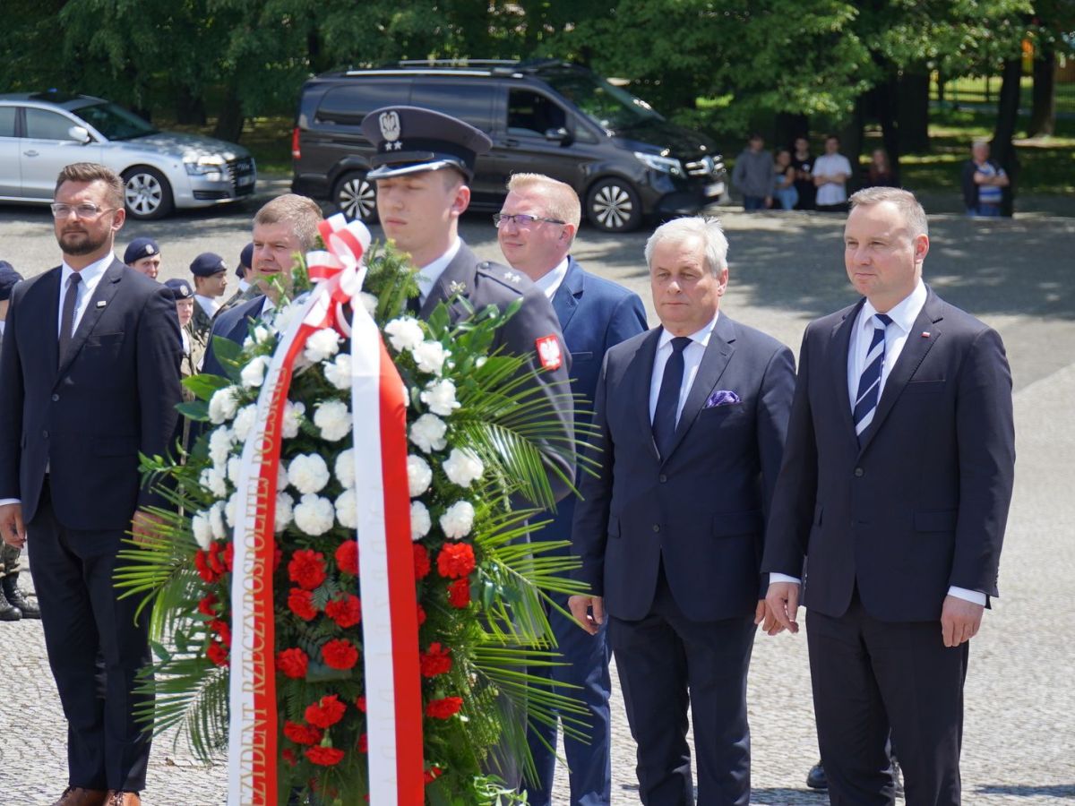 Fot. Olga Krzyżyk/WKATOWICACH.eu. Prezydent Andrzej Duda przyjechał na Śląsk. Złożył kwiaty przed Pomnikiem Powstańców Śląskich w Katowicach
