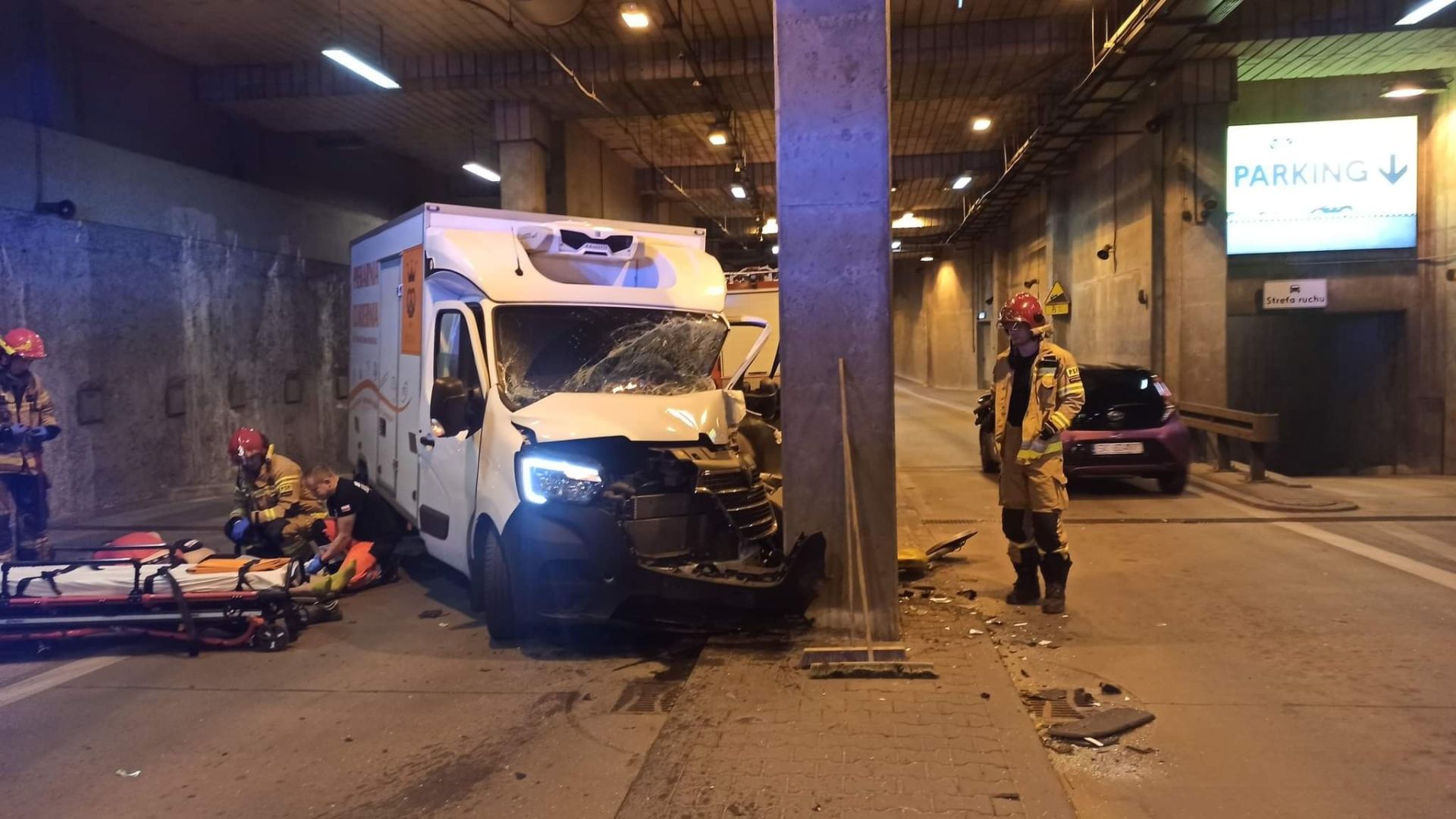 Fot. GrabCar pomoc drogowa Katowice. Kierowca dostawczaka uderzył w słup w tunelu pod Galerią Katowicką