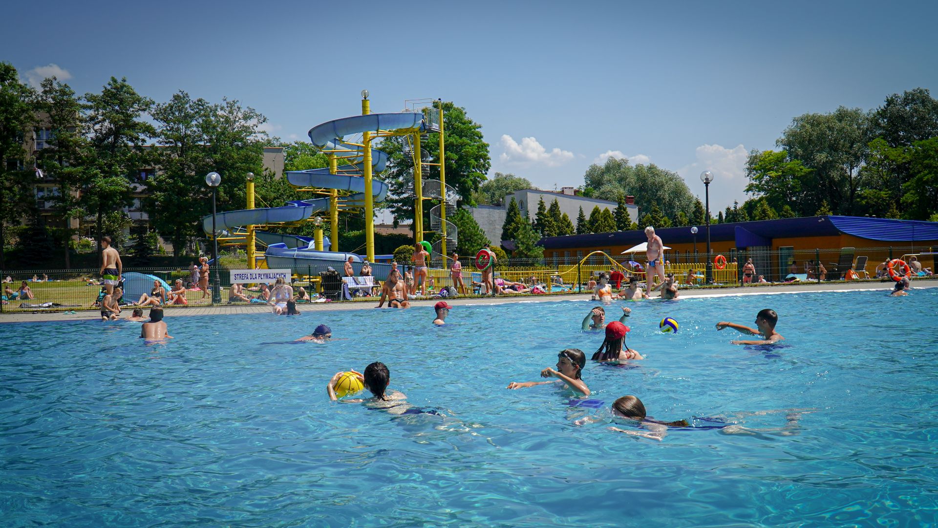 Fot. Grzegorz Bargieła/WKATOWICACH.eu. W ciepłe dni mieszkańcy chętnie pływają w basenie ORW Rolna