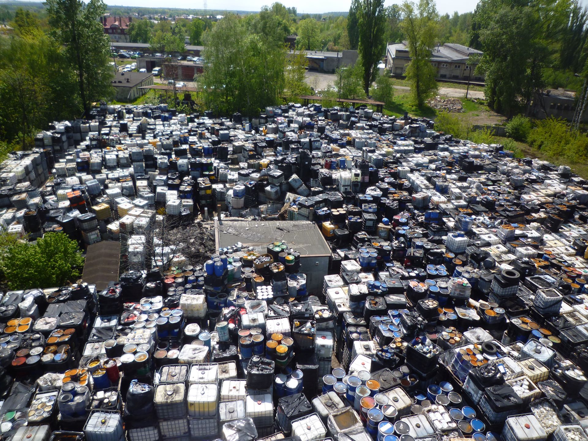 Fot. UM Mysłowice. Tony odpadów nieznanego pochodzenia składowano na działce w dzielnicy Brzezinka w Mysłowicach