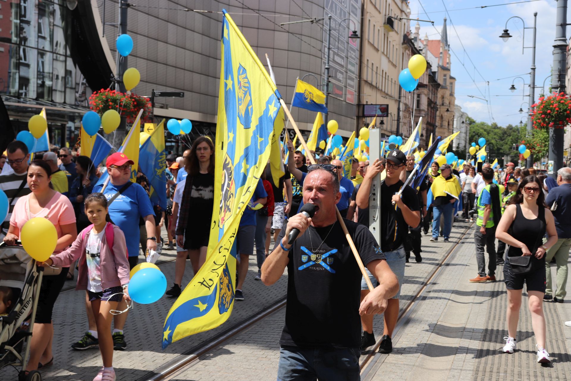 Fot. Mateusz Terech/WKATOWICACH.eu. Kilkaset osób przeszło ulicami Katowic w Marszu Autonomii 2022