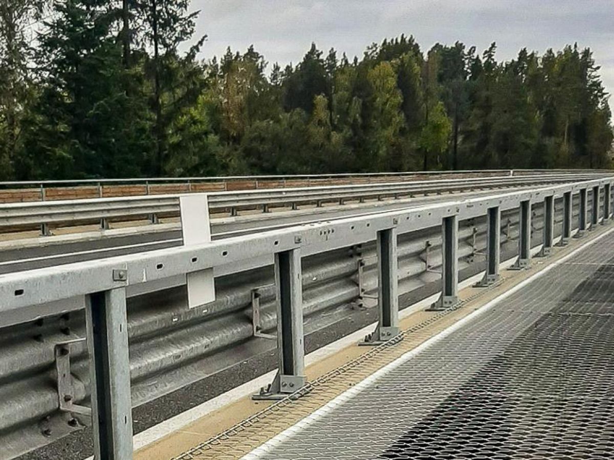 Będą chronić kierowców przed upadkiem. Między mostami i wiaduktami w województwie śląskim powstaną zabezpieczenia prześwitów