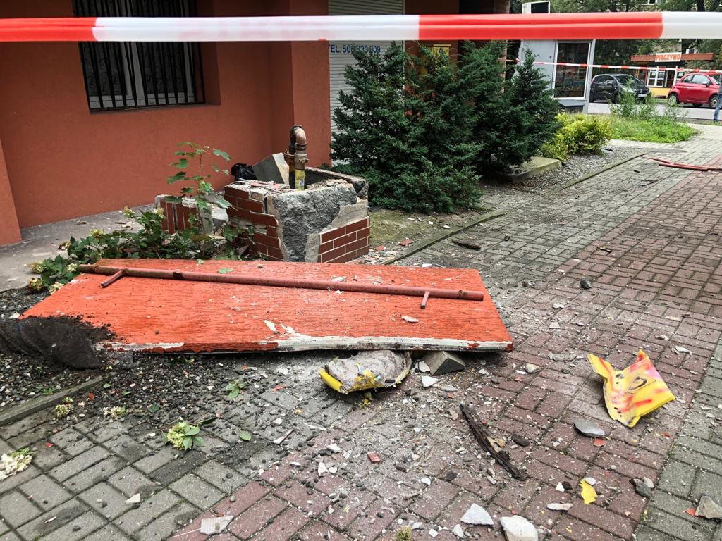 zerwany fragment balkonu na chodniku w Katowicach
