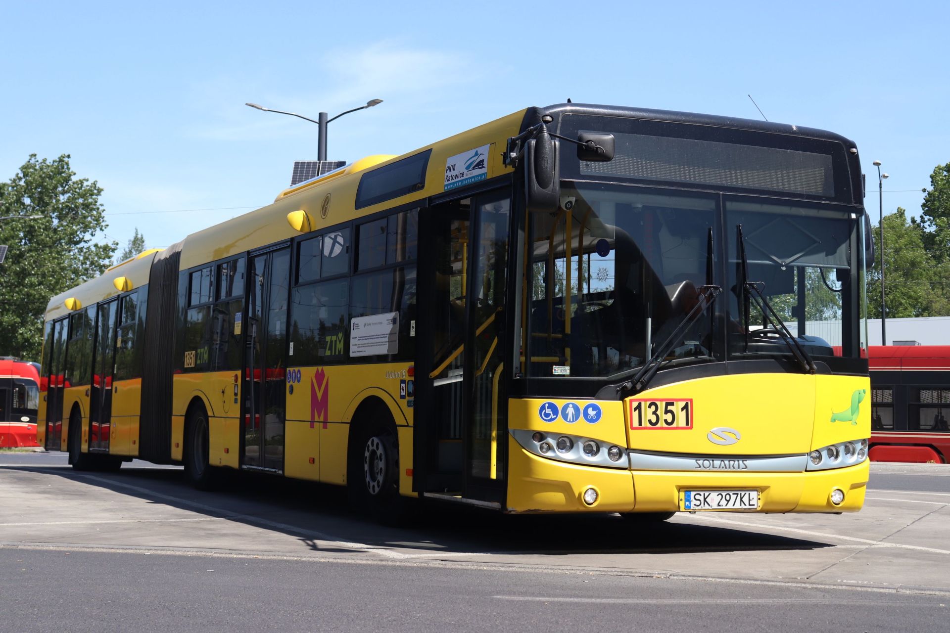 żółty autobus ZTM