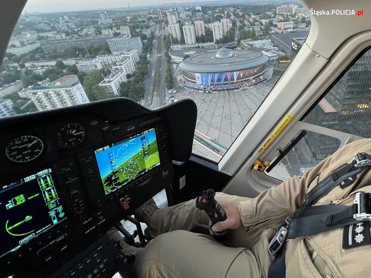 widok z policyjnego helikoptera na Katowice Spodek