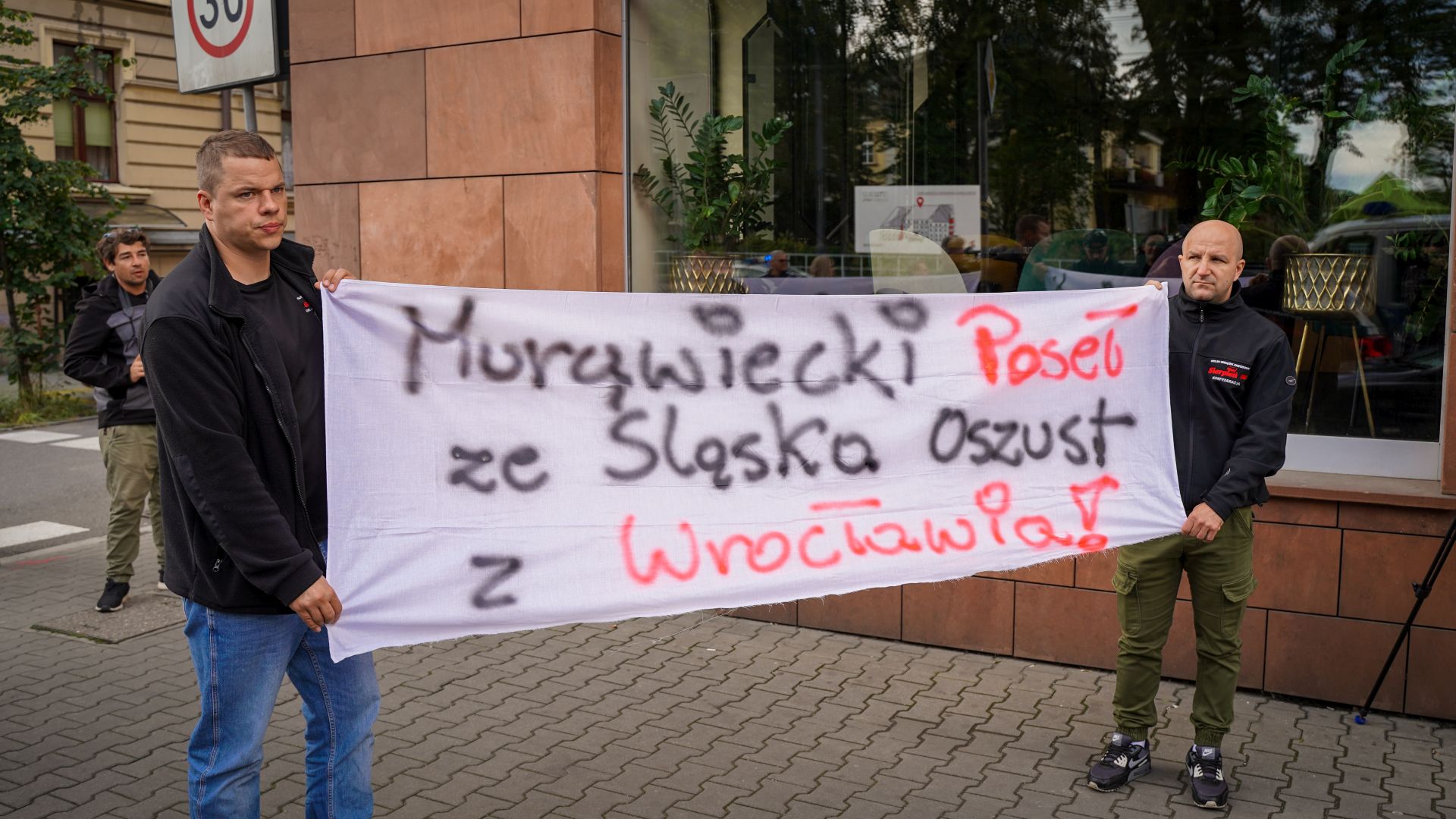 protestujący przed biurem poselskim Mateusza Morawieckiego w Katowicach