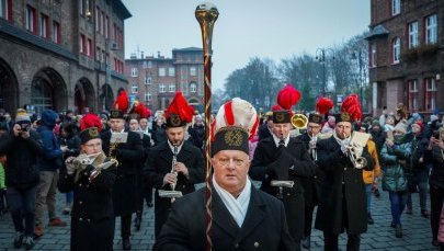 Barbórka w Katowicach 2022. Tradycyjna górnicza pobudka na Nikiszowcu