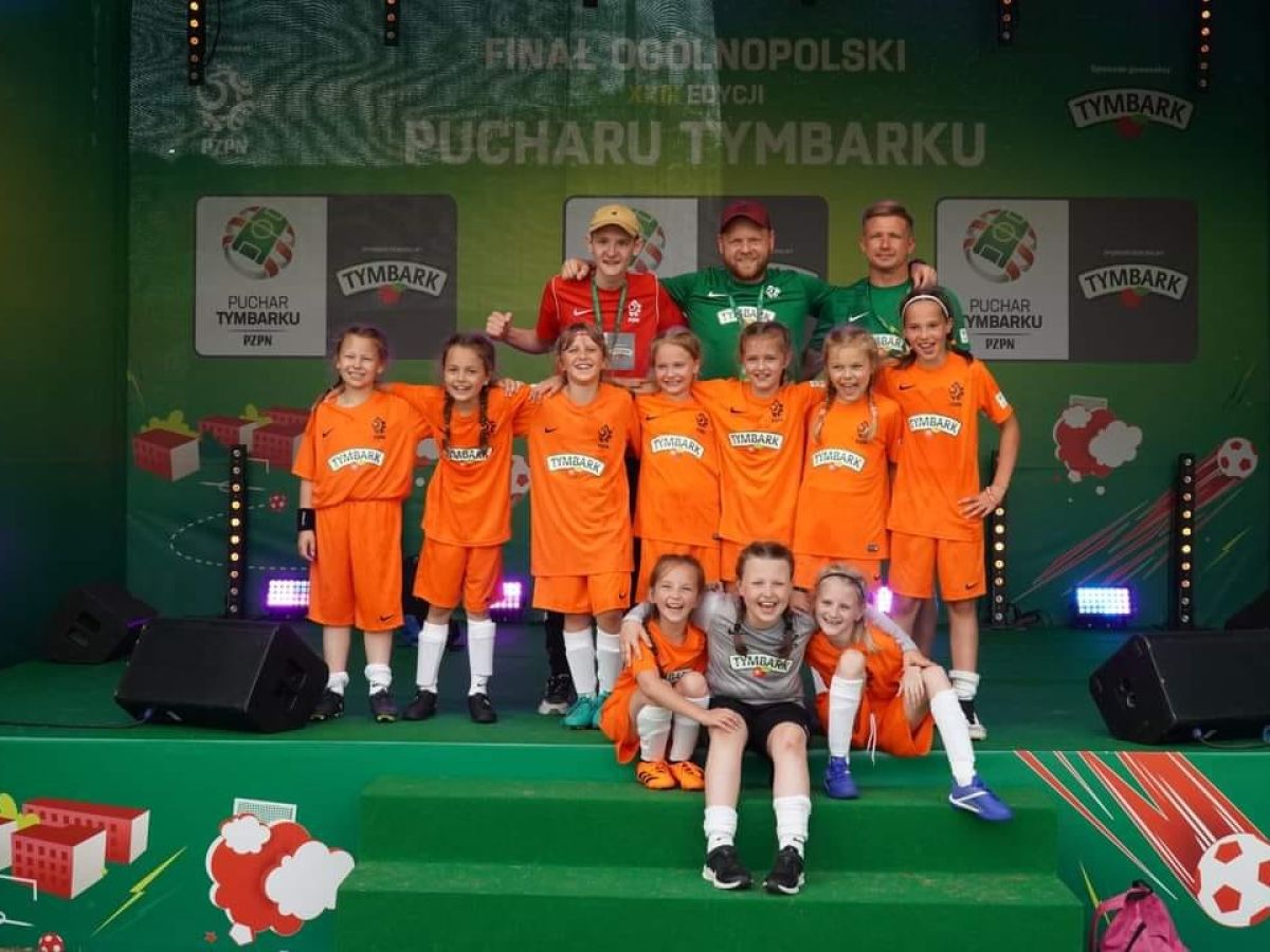 dziewczynki piłkarski z SP nr 17 w Chorzowie pozują do zdjęć