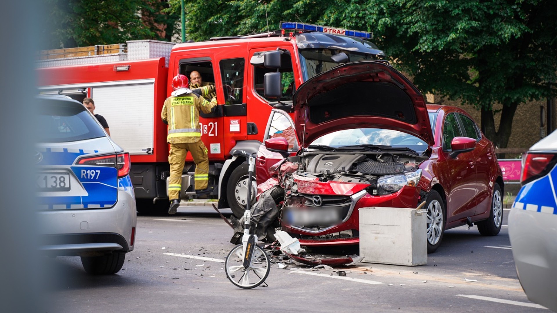 wypadek na skrzyżowaniu ulic Mickiewicza i Sokolskiej w Katowicach - rozbity samochód, policja i straż pożarna