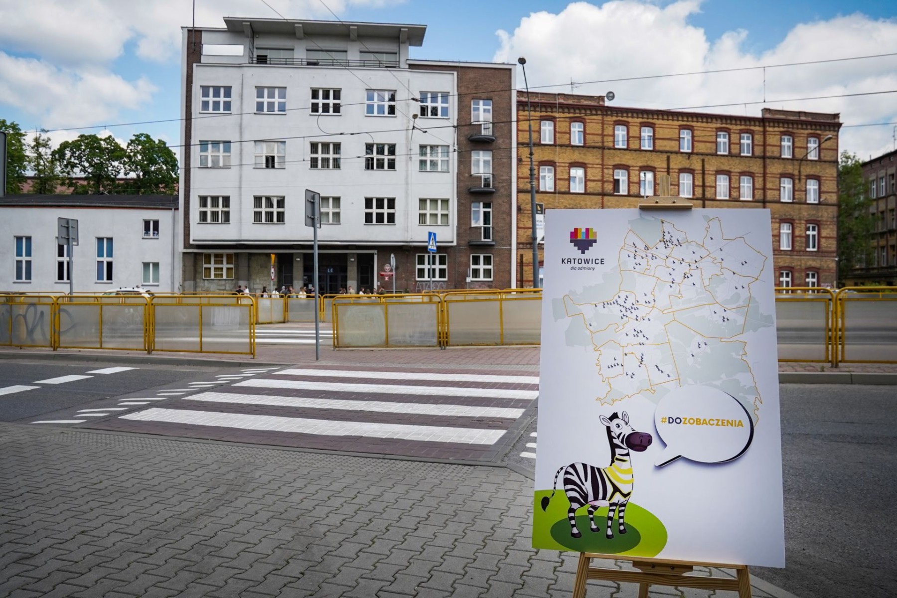 przejście dla pieszych przy Uniwersytecie Ekonomicznym w Katowicach oraz tablica akcji #DoZobaczenia