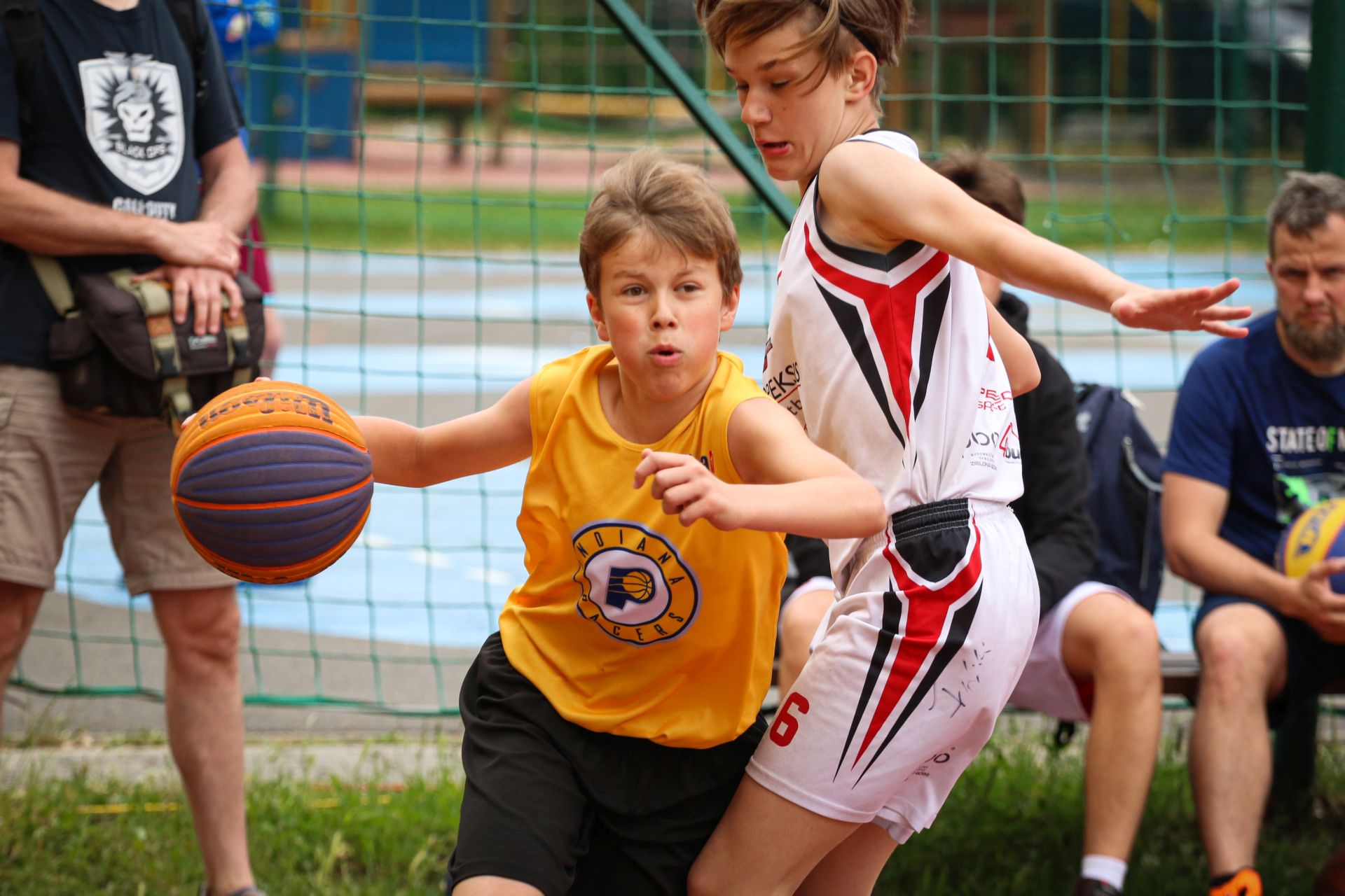 dzieci grające w koszykówkę w katowicach