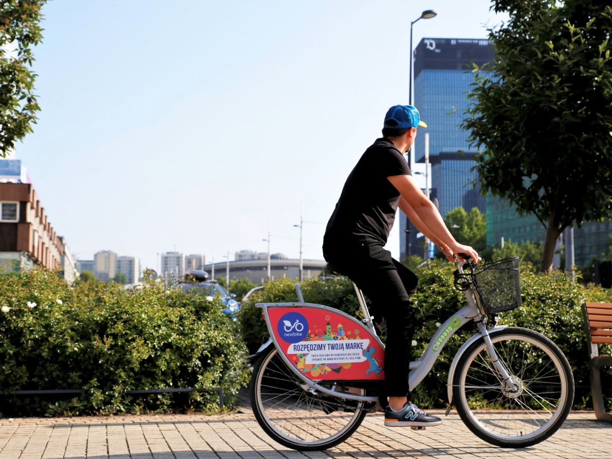 rowerzysta na miejskim rowerze w centrum Katowic