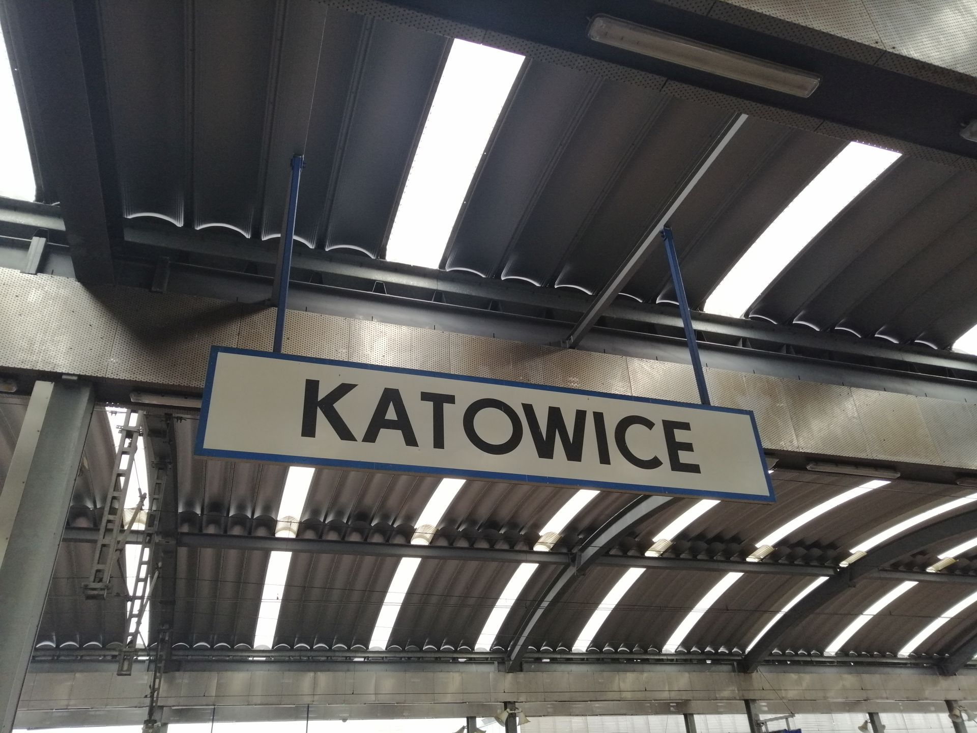 tablica z nazwą katowice na dworcu pkp w katowicach