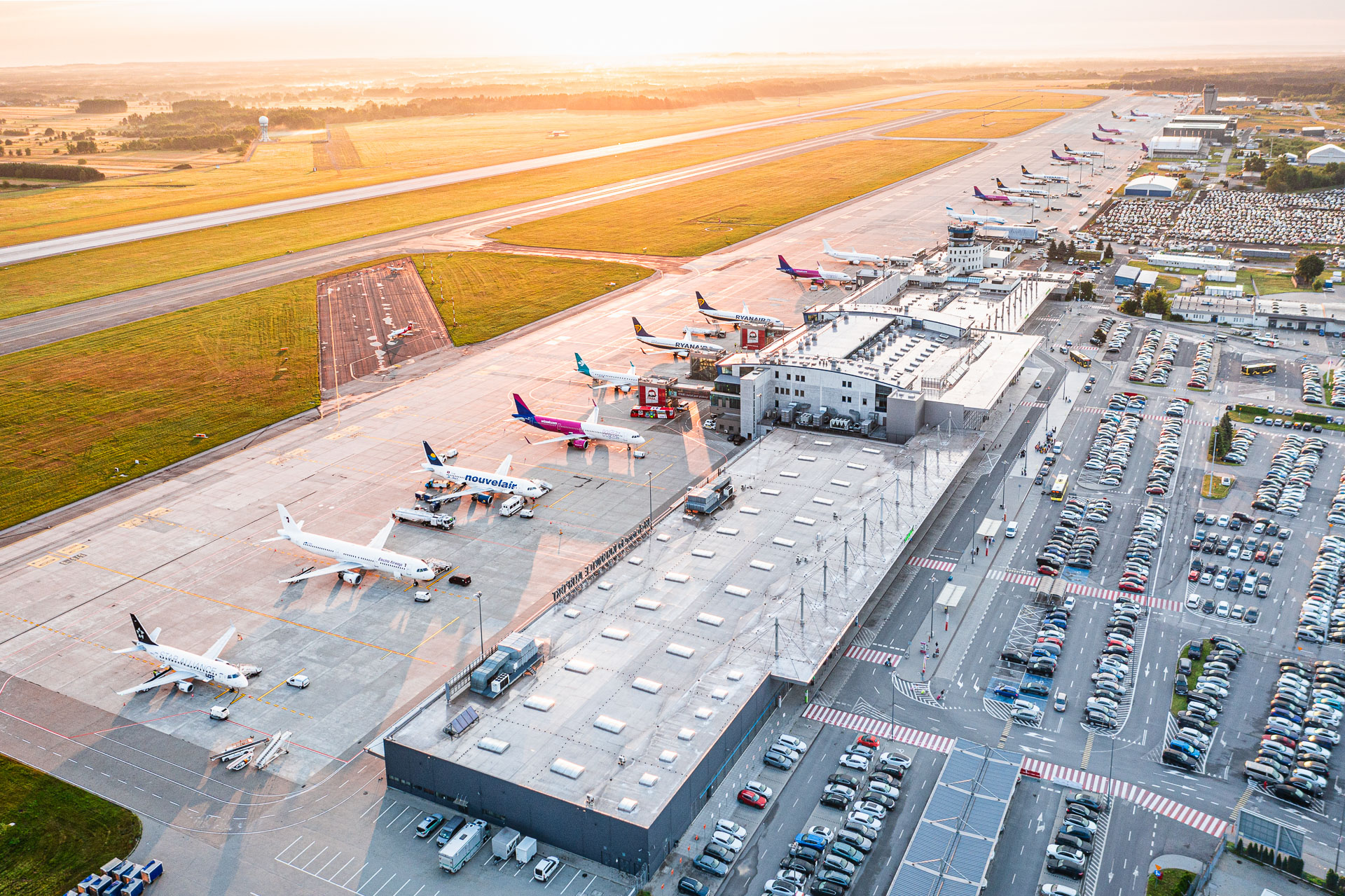 płyta postojowa Katowice Airport, widoczne samoloty i parkingi