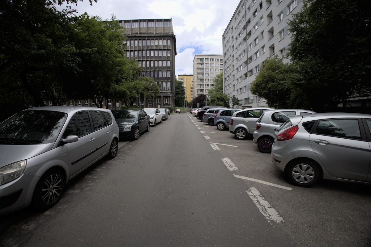 samochody zaparkowane na ulicy metropolii gzm