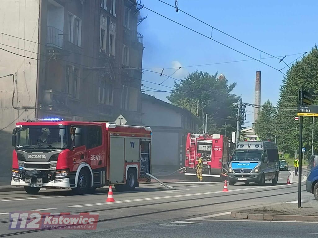 straż pożarna i policja przed budynkiem na ulicy Obrońców Westerplatte w Katowicach