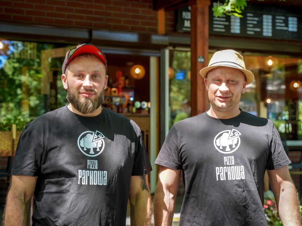 bracia zielińscy przed pizzerią parkowa w parku śląskim