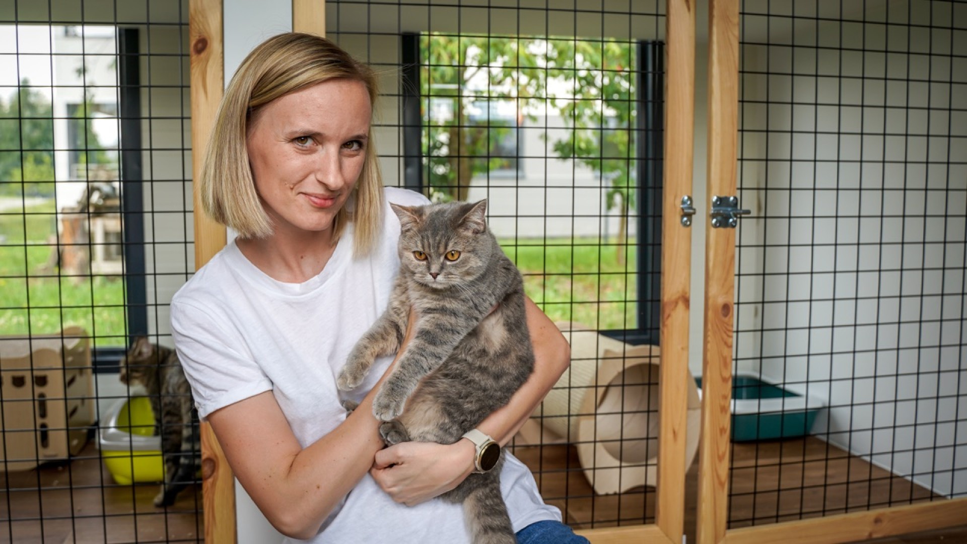Monika Węglarz z kotem w Kot'elu w Katowicach