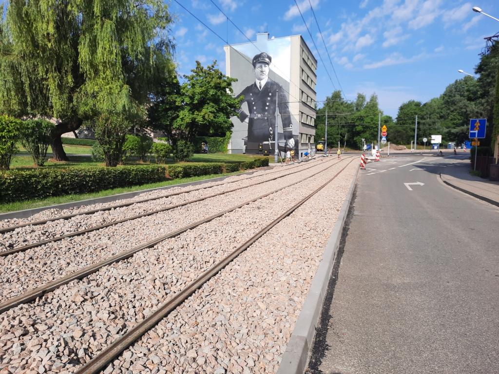 linia tramwajowa tory w Szopienicach Katowicach i mural na budynku