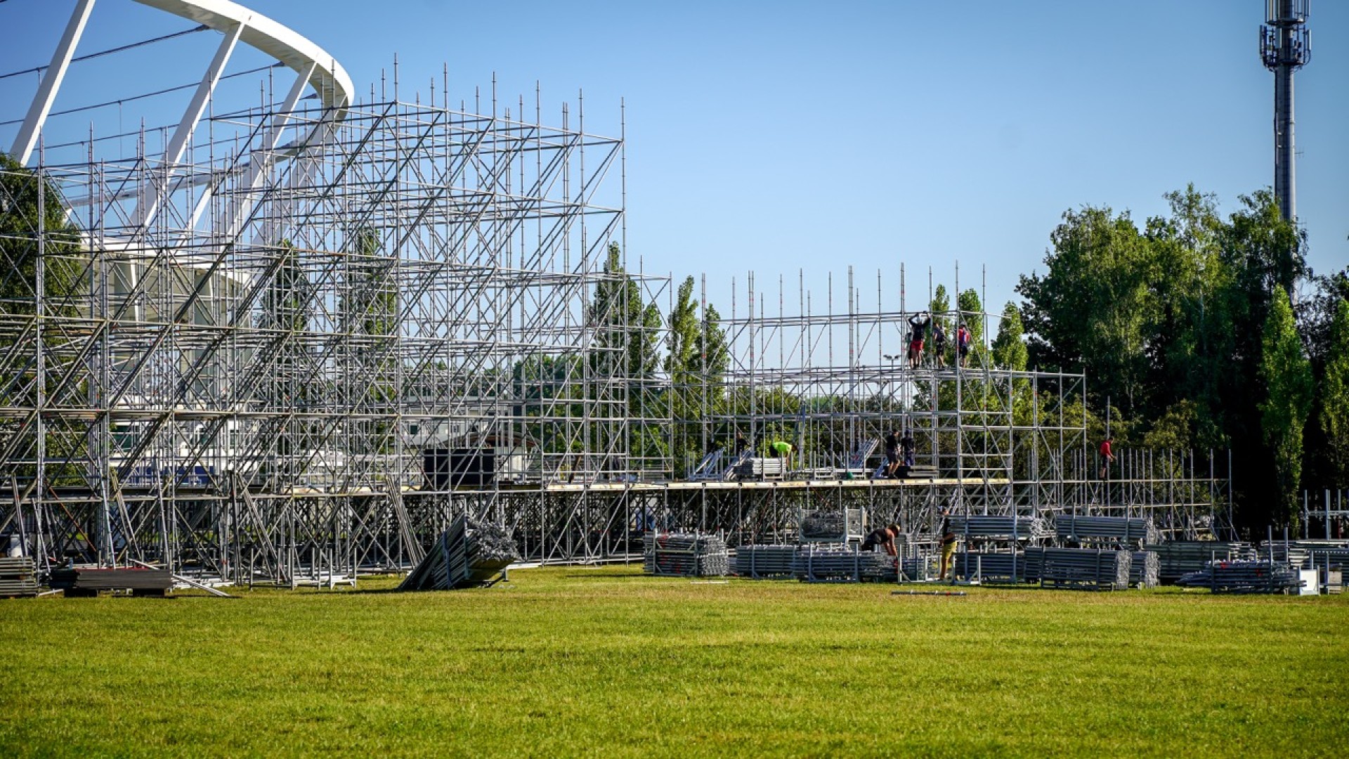 budowa sceny na Fest Festival w Parku Śląskim 