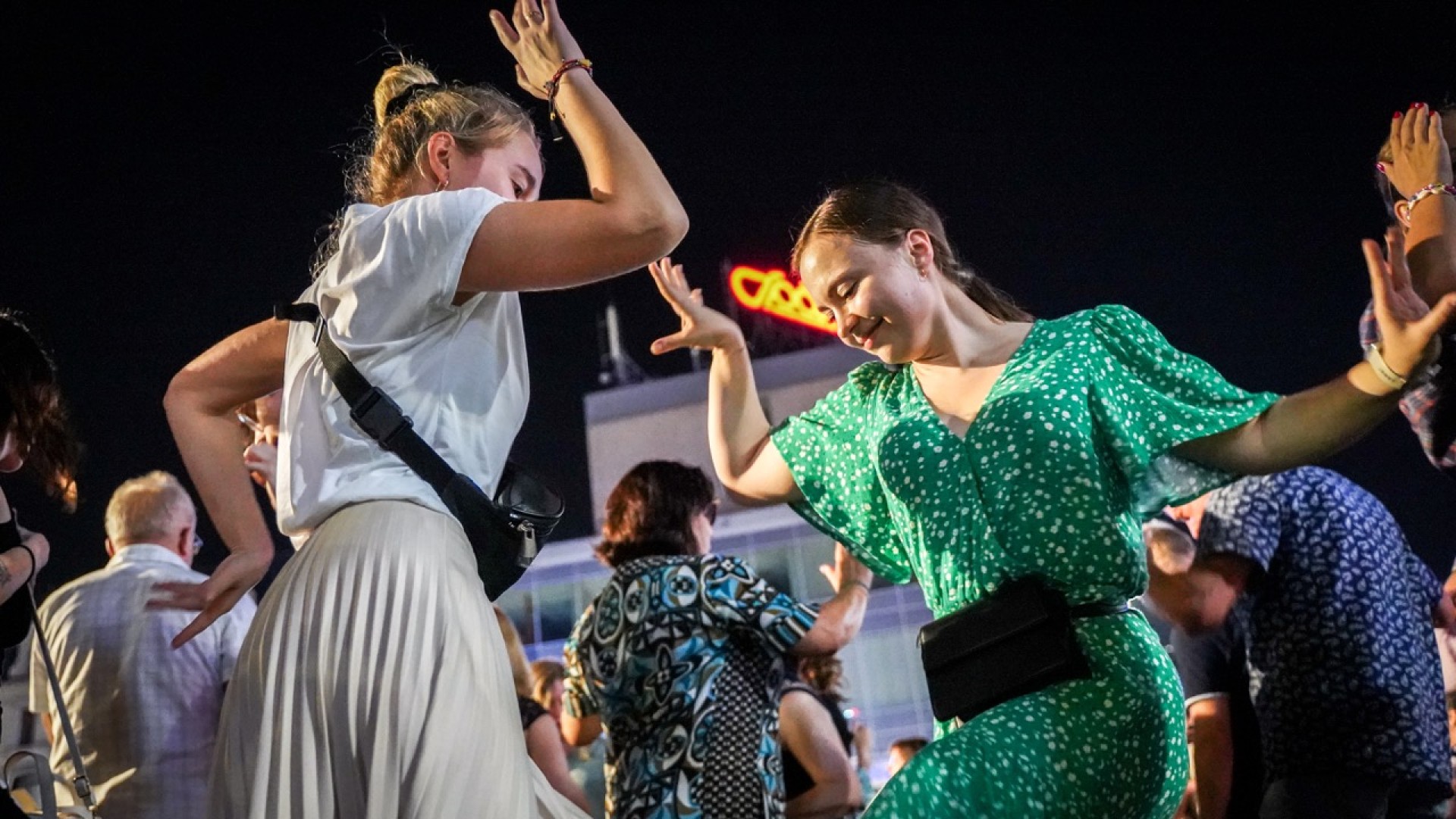 Potańcówka przed Teatrem Śląskim, dwie tańczące kobiety