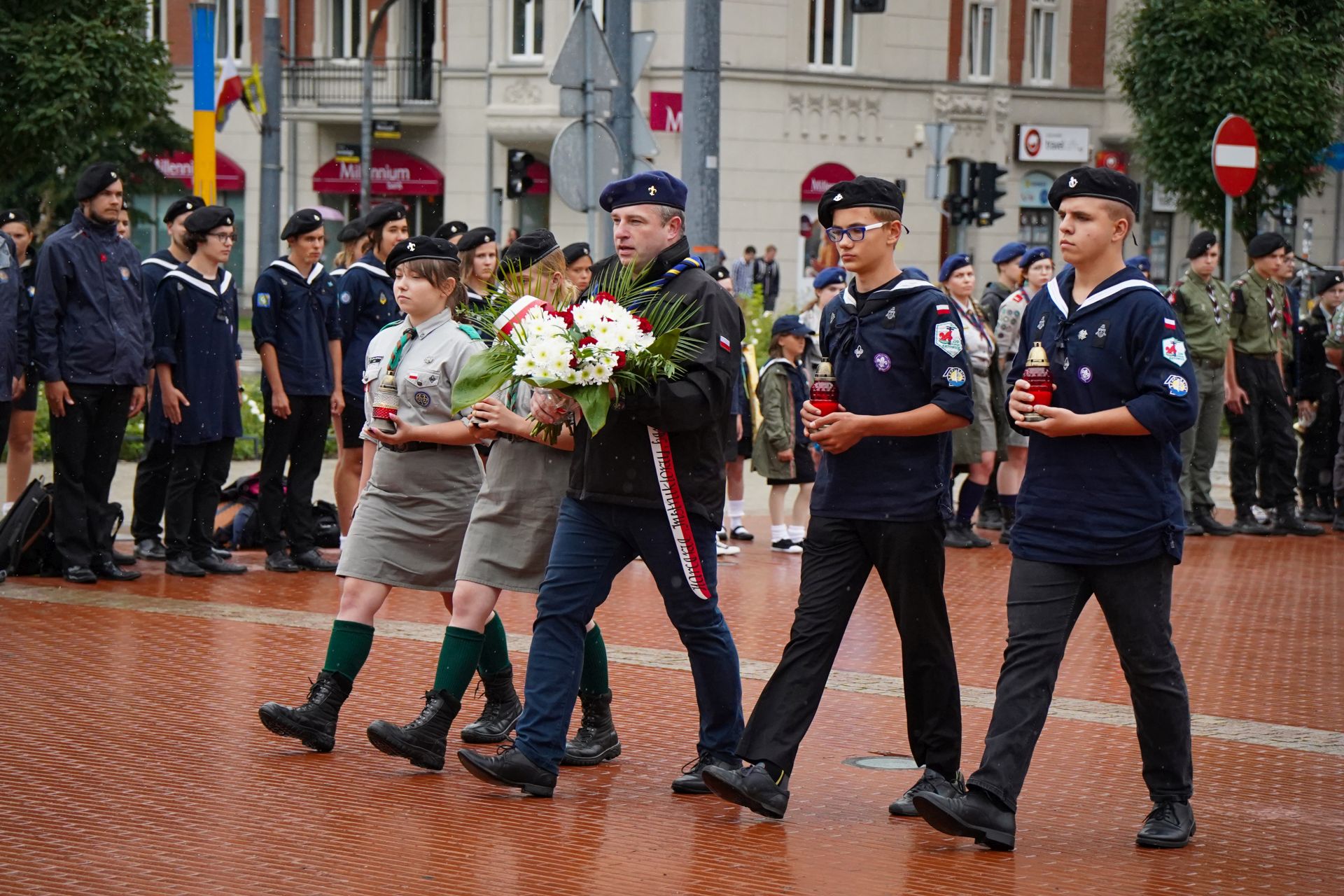 harcerze składający kwiaty przed pomnikiem Harcerzy Września w Katowicach