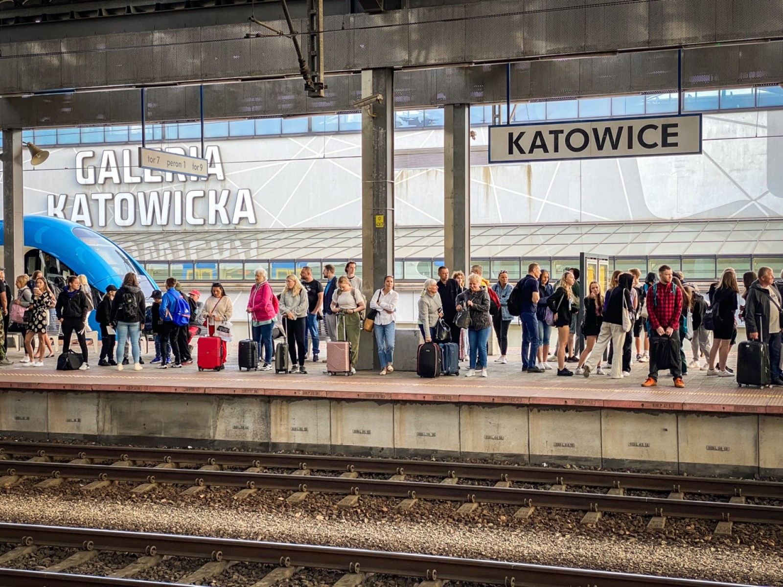 Podróżni na dworcu PKP w Katowicach