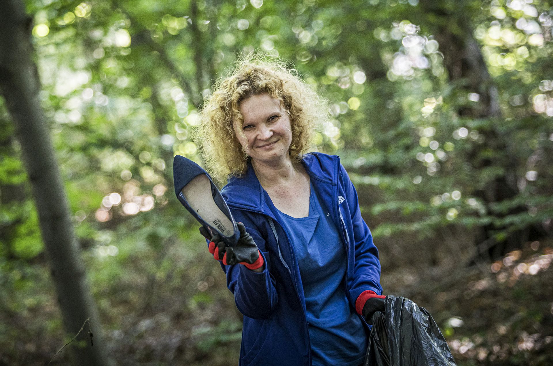 blondynka sprzątająca las w Giszowcu