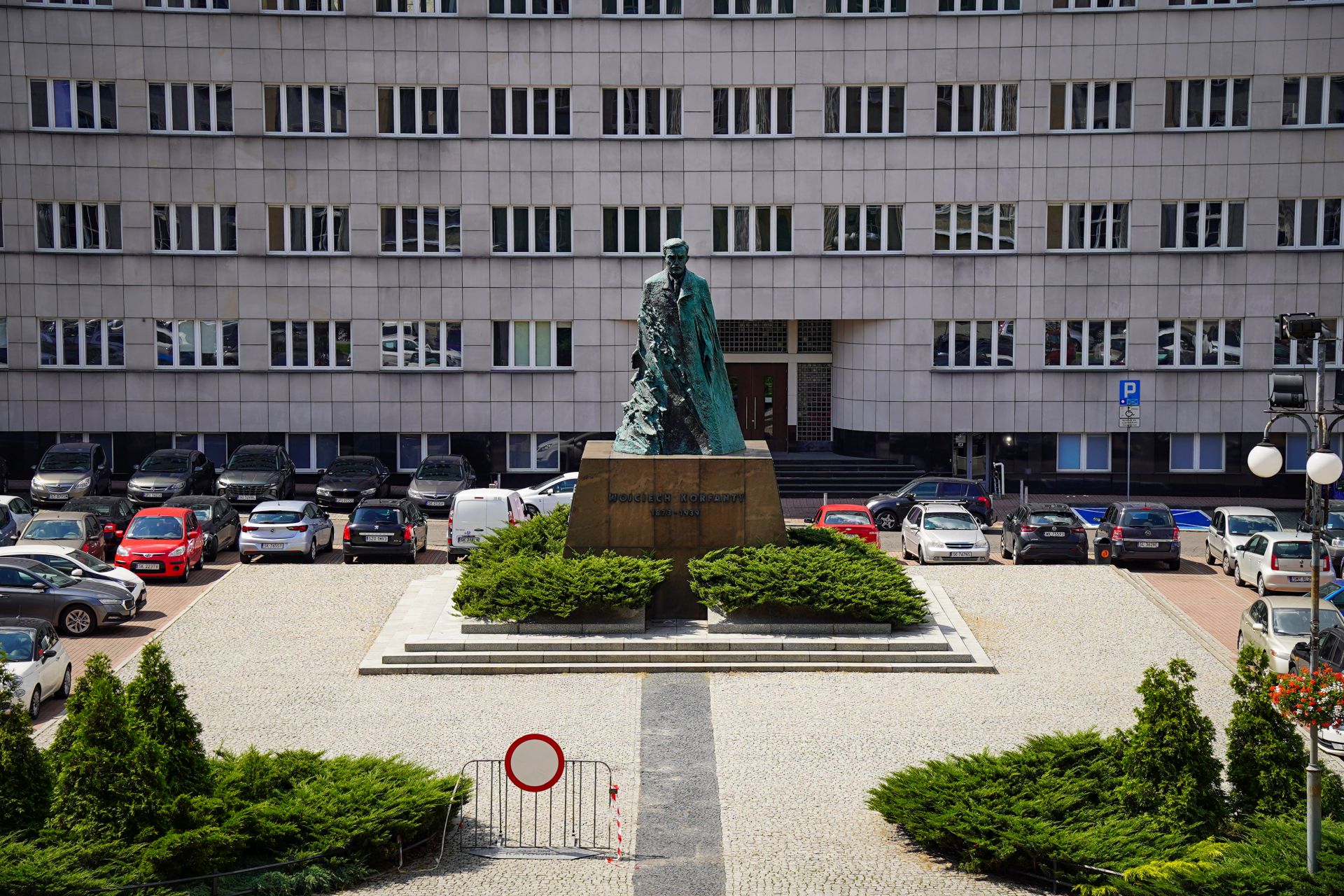 Pomnik Wojciecha Korfantego na placu Sejmu Śląskiego w Katowicach