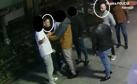 Pobicie 28-latka na Mariackiej. Policja publikuje wizerunki poszukiwanych sprawców