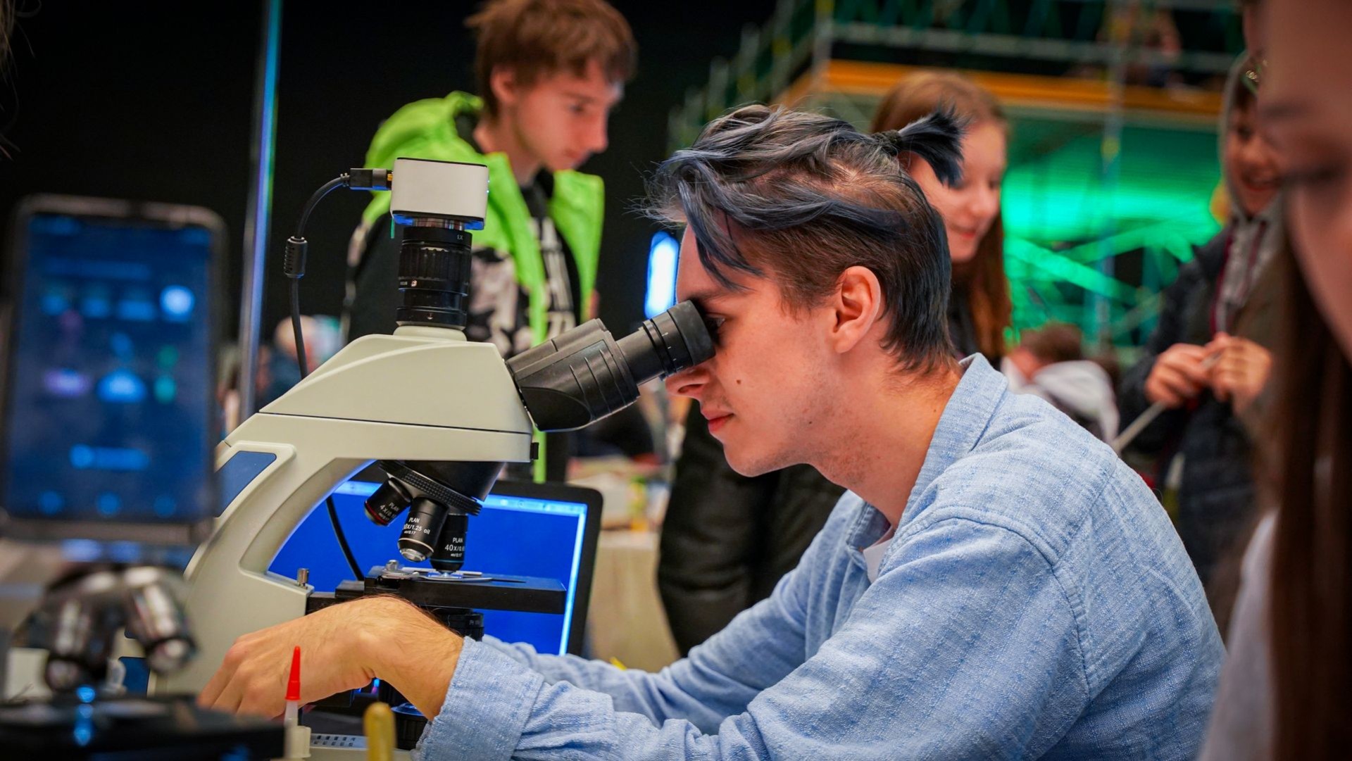 chłopak z mikroskopem na Śląskim Festiwalu Nauki