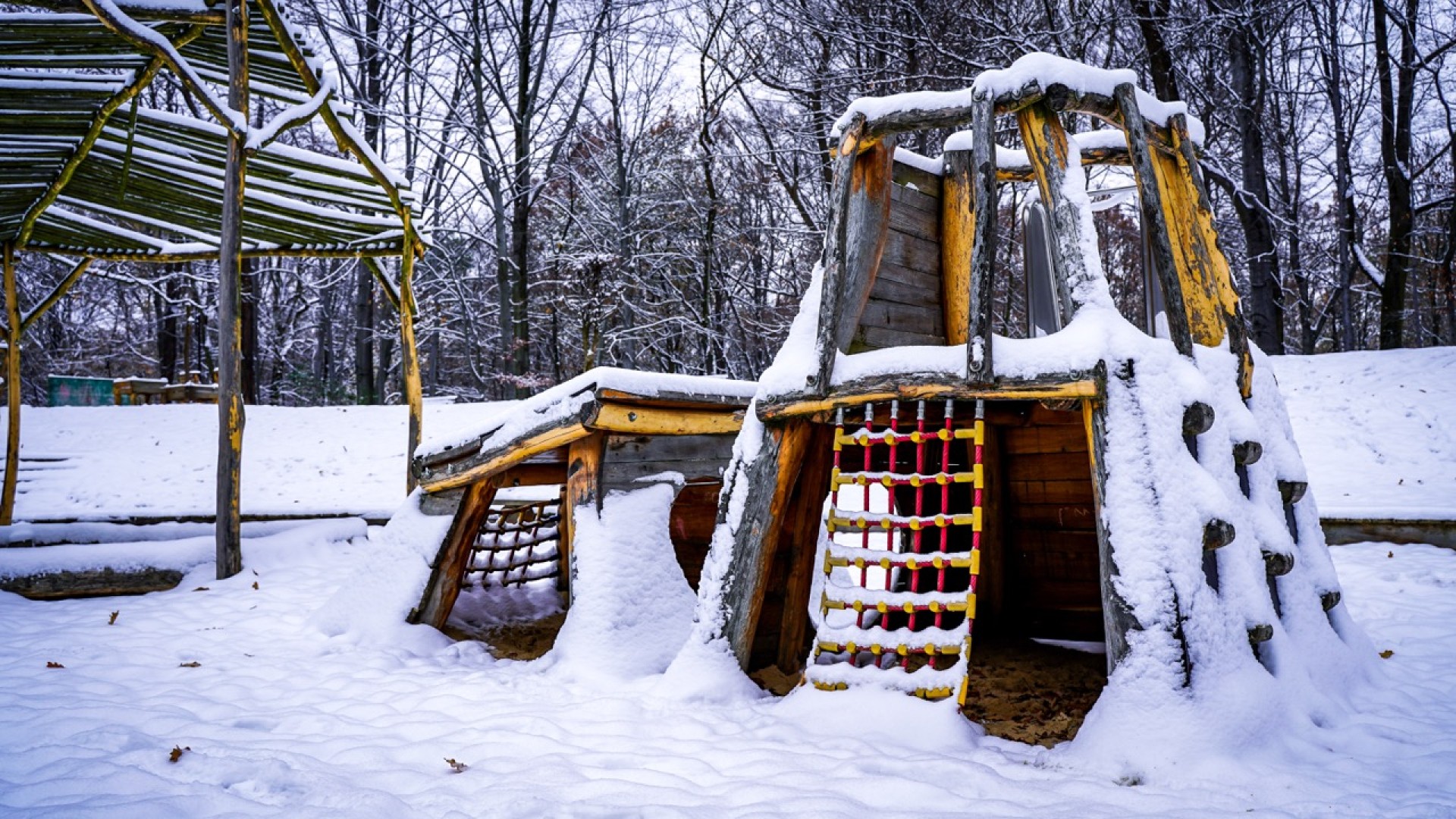 plac zabaw w parku kościuszki zimą