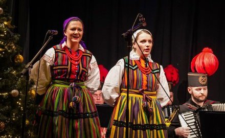 Koncert Noworoczny 2024 na Zawodziu. Występ Zespołu Akordeonistów "Katowice - Kleofas" i Śląskiego Ludowego Zespołu Śpiewaczego "Zawodzianki" [Zdjęcia]