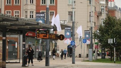 Białe flagi w centrum Katowic! To instalacja rektora Akademii Sztuk Pięknych [Galeria zdjęć]