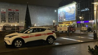 Mężczyzna wspiął się na choinkę przed dworcem PKP w Katowicach. Na górze był kilka godzin