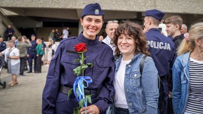 Policjanci złożyli ślubowanie przed Spodkiem. Najlepsza drużyna policjantów w Polsce jest z Katowic! [Zdjęcia, wideo]