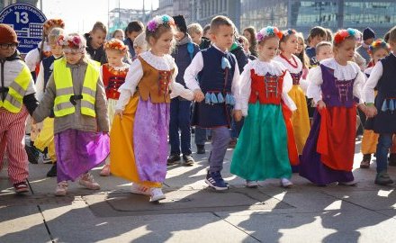 Trojak na katowickim rynku! Uczniowie szkół i przedszkoli wspólnie zatańczyli w tradycyjnych strojach [Zdjęcia]