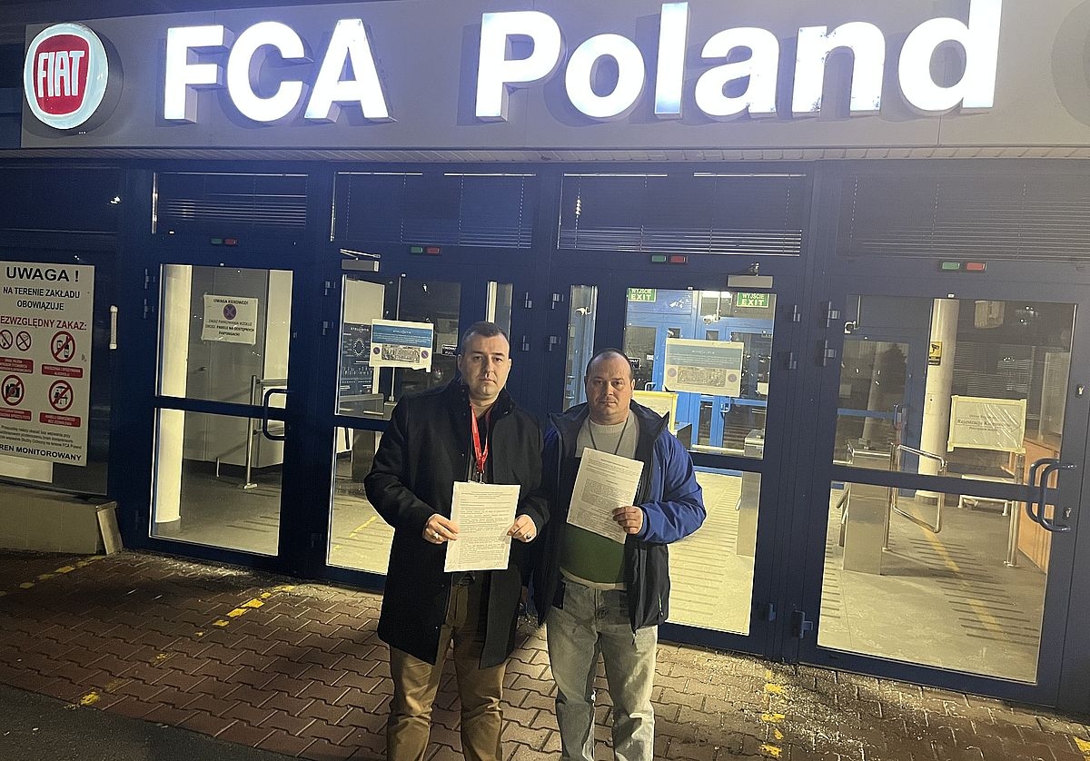 Fot. MOZ NSZZ „Solidarność” FCA. W marcu ma dojść do grupowych zwolnień w tyskiej fabryce Fiata przedstawiciele solidarności przed fabryką fiata