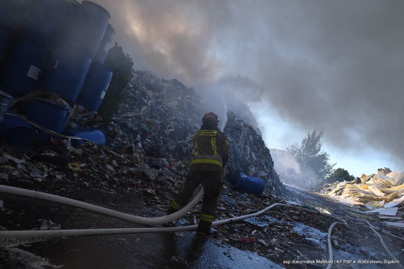 Pożar w zakładzie PreZero przy ul. Kluczborskiej w Chorzowie został opanowany [Zdjęcia]