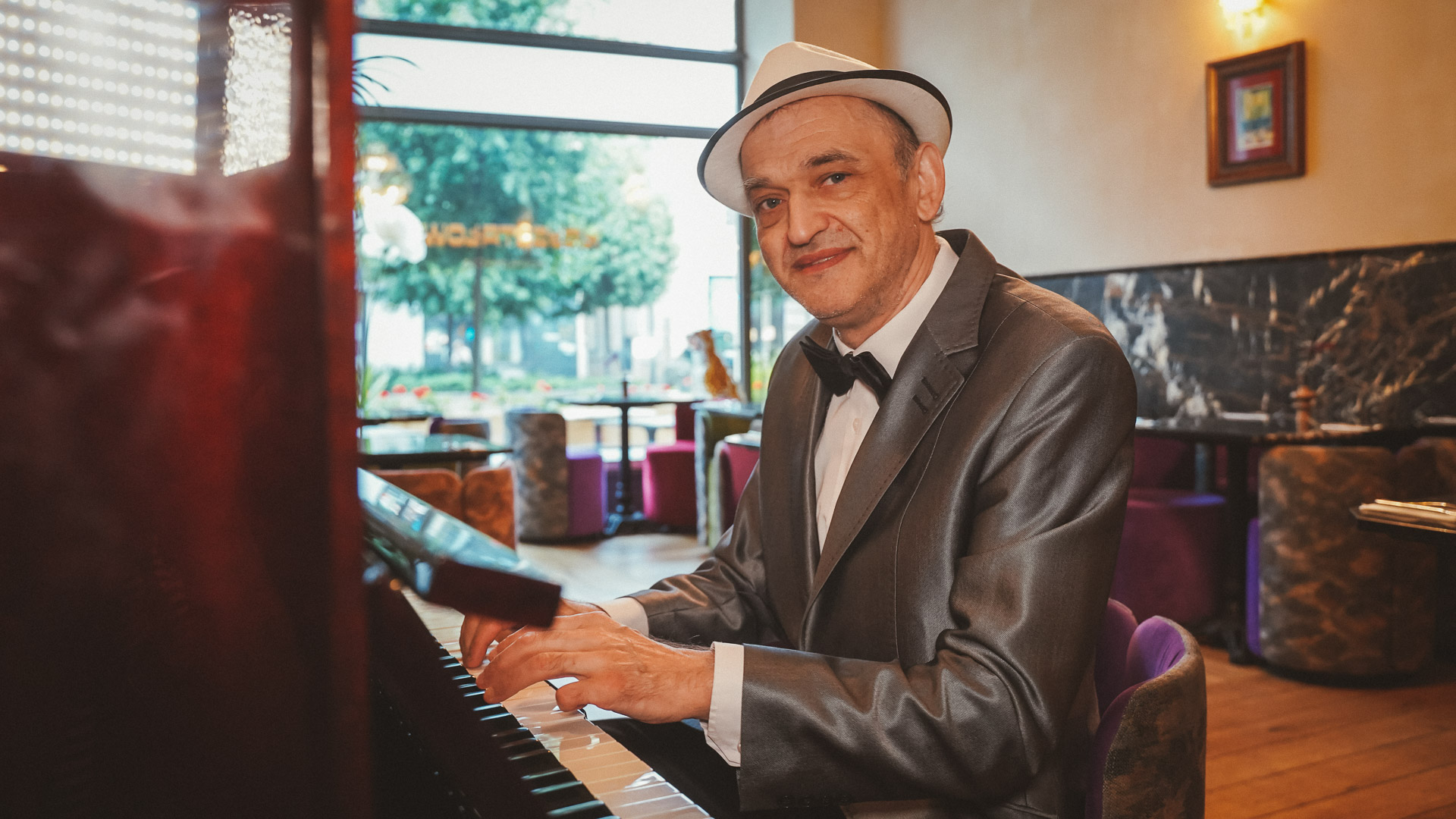 W Kryształowej znów zabrzmi muzyka. Wracają wieczorki senioralne z pianistą, który pamięta złote czasy lokalu [Zdjęcia, wideo]