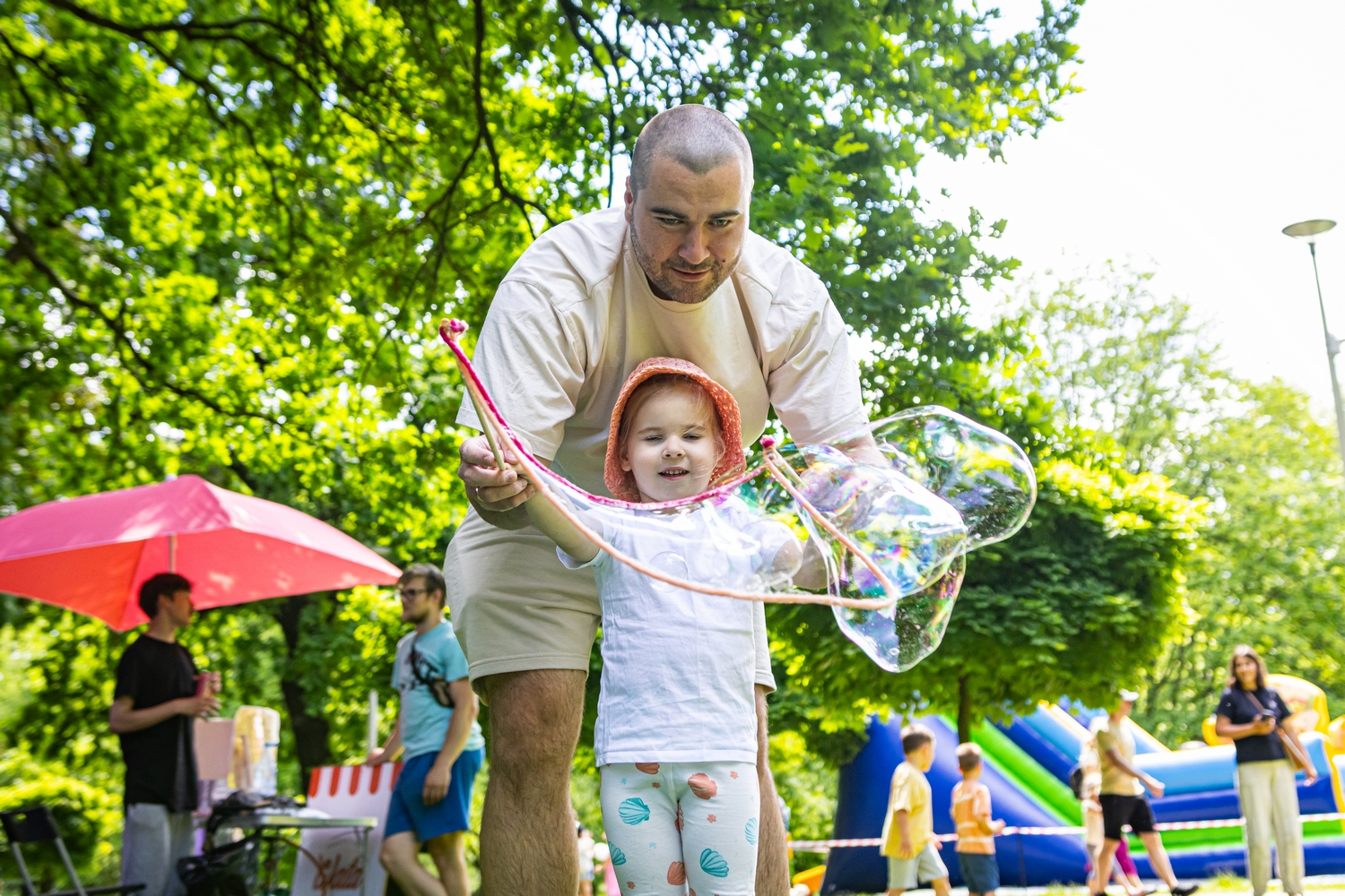 Letni Festiwal Zabawy w Parku Boguckim. Dmuchańce, strefa baniek i bajkowe maskotki [Zdjęcia]