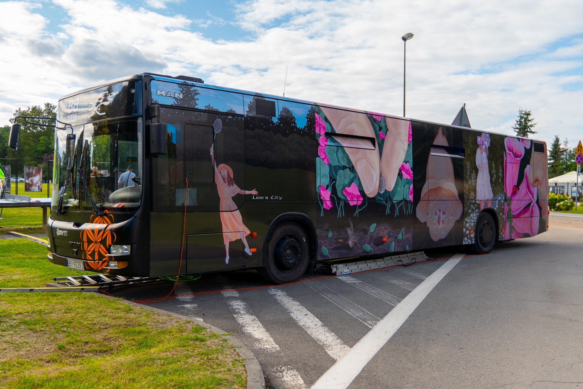 Autobus Polskiej Stolicy Kultury 2026 z przystankiem w Katowicach. Atrakcje kulturalne czekały w Dolinie Trzech Stawów